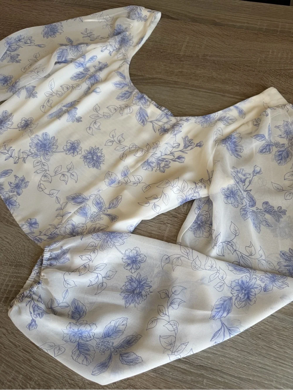 House of Harlow 1960 White Chemise with Blue Floral Print Puff Sleeve Size Small